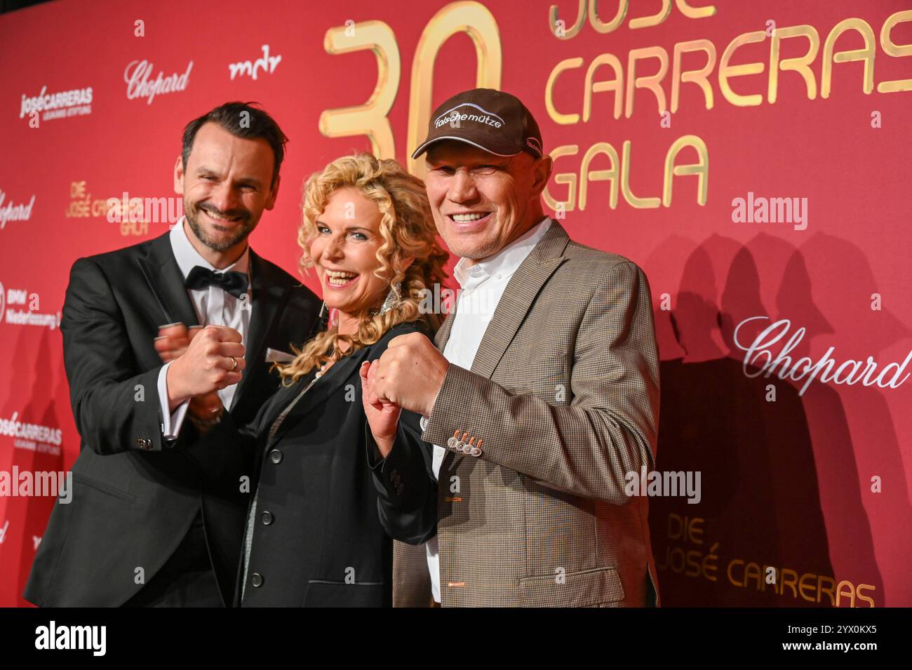 Leipzig - Spendengala im Kampf gegen Leukämie : Dutzende Stars BEI der 30. JosÃ Carreras Gala 12.12.2024 ab 18 Uhr Leipzig, Media City Leipzig Fotograf : EHL Media/Dietmar Thomas Im Foto : Victoria Herrmann, Moderatorin mit Ehemann David Böthig links und Axel Schulz, Boxer am Donnerstag überträgt der MDR ab 20,15 Uhr live aus Leipzig die 30. JosÃ Carreras Gala. Gastgeber und Stifter JosÃ Carreras wird in seiner großen Vision Leukämie muss heilbar werden. Immer und BEI jedem wieder von prominenten internationalen und nationalen Künstlerfreunden unterstützt. Gemeinsam mit Gastgeber JosÃ Carreras wer Banque D'Images