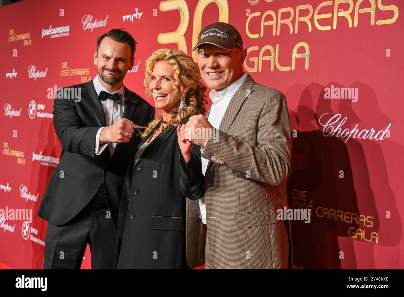 Leipzig - Spendengala im Kampf gegen Leukämie : Dutzende Stars BEI der 30. JosÃ Carreras Gala 12.12.2024 ab 18 Uhr Leipzig, Media City Leipzig Fotograf : EHL Media/Dietmar Thomas Im Foto : Victoria Herrmann, Moderatorin mit Ehemann David Böthig links und Axel Schulz, Boxer am Donnerstag überträgt der MDR ab 20,15 Uhr live aus Leipzig die 30. JosÃ Carreras Gala. Gastgeber und Stifter JosÃ Carreras wird in seiner großen Vision Leukämie muss heilbar werden. Immer und BEI jedem wieder von prominenten internationalen und nationalen Künstlerfreunden unterstützt. Gemeinsam mit Gastgeber JosÃ Carreras wer Banque D'Images