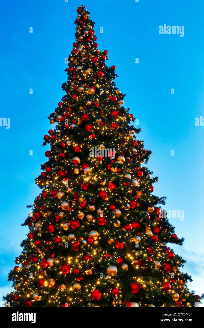 Un sapin de Noël décoré au Wantermaart (marché d'hiver) à Luxembourg Banque D'Images
