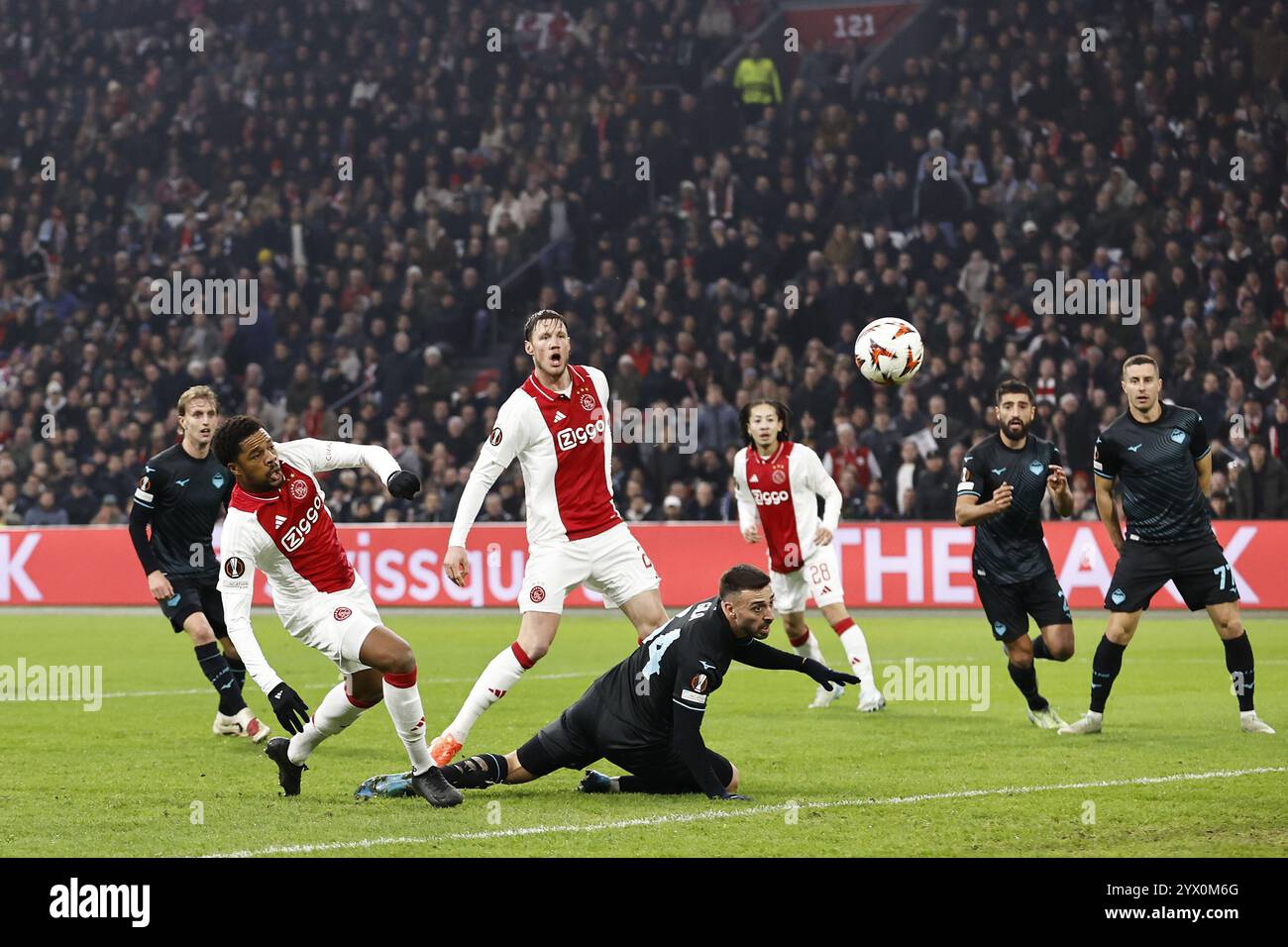 AMSTERDAM - (de gauche à droite) Nicolo Ravella de SS Lazio, Chuba Akpom d'Ajax, Wout Weghorst d'Ajax, Tijani Noslin de SS Lazio lors du match de l'UEFA Europa League entre l'AFC Ajax Amsterdam et le SS Lazio Roma à la Johan Cruijff Arena le 12 décembre 2024 à Amsterdam, pays-Bas. ANP | Hollandse Hoogte | MAURICE VAN STEEN crédit : ANP/Alamy Live News Banque D'Images