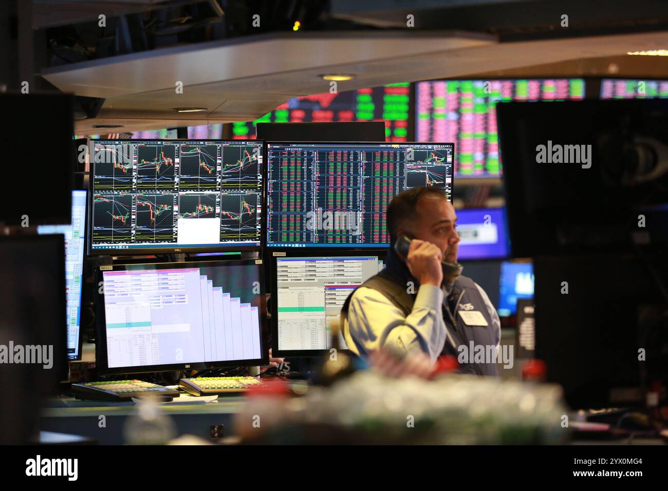 New York, États-Unis. 12 décembre 2024. Un trader travaille sur le plancher de la Bourse de New York à New York, aux États-Unis, le 12 décembre 2024. Les actions américaines ont terminé à la baisse jeudi, alors qu'un rapport d'indice des prix à la production (IPP) plus chaud que prévu a éclipsé la dynamique précédente des actions technologiques. La moyenne industrielle du Dow Jones a chuté de 234,44 points, soit 0,53 %, à 43 914,12. Le S&P 500 a chuté de 32,94 points, soit 0,54 %, à 6 051,25. L'indice composite Nasdaq a perdu 132,05 points, soit 0,66 %, pour atteindre 19 902 84. Crédit : Liu Yanan/Xinhua/Alamy Live News Banque D'Images