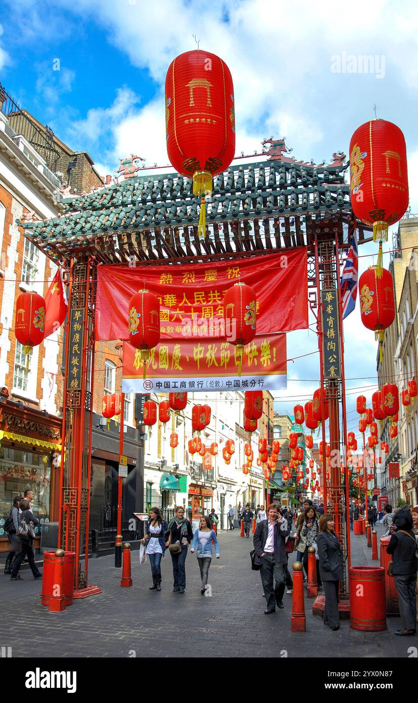 Porte d'entrée de Paifang, Gerrard Street, Chinatown, Cité de Westminster, Londres, Angleterre, Royaume-Uni Banque D'Images