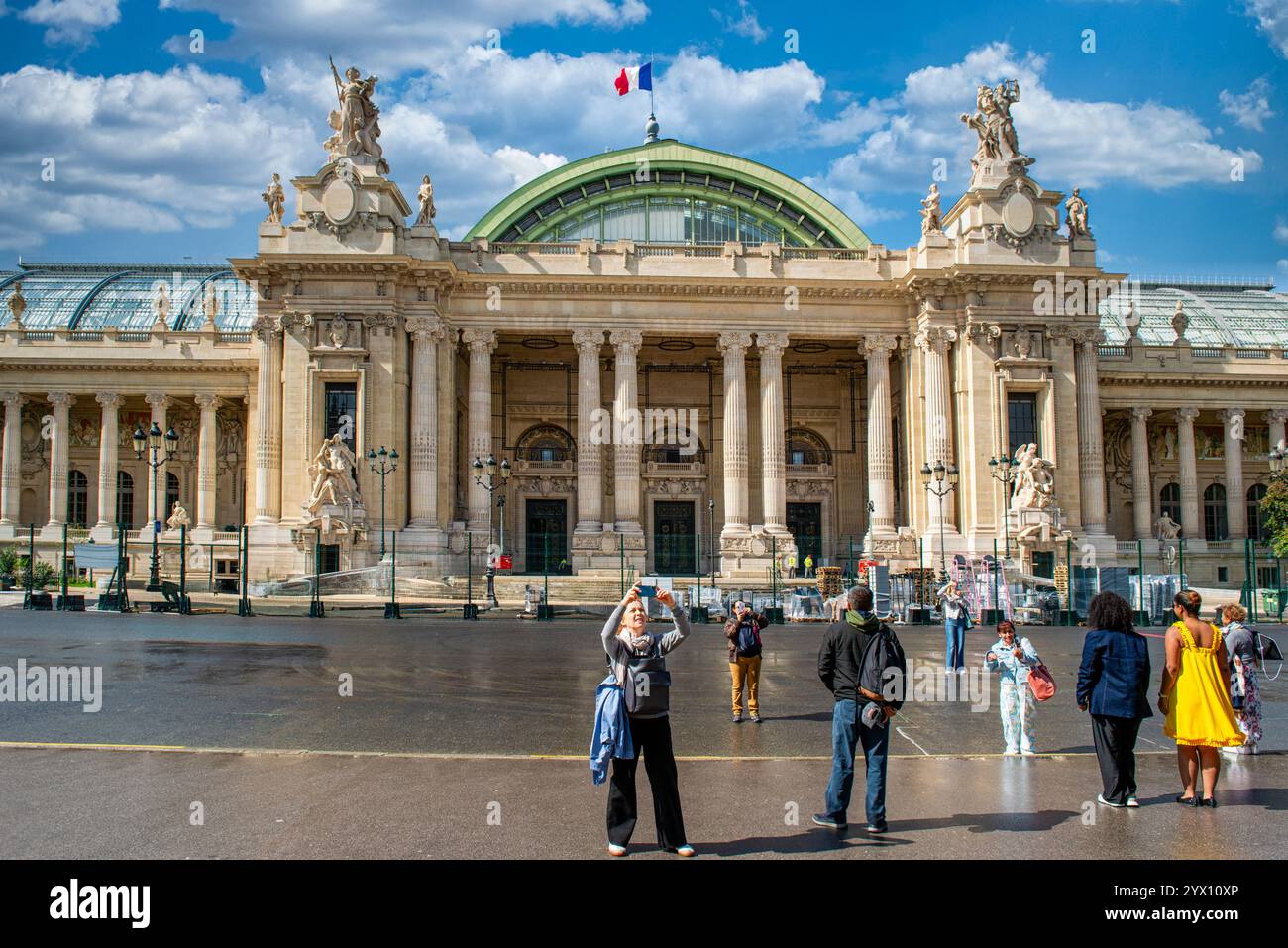 Les gens à l'extérieur du Grand Palais sur l'AV Winston Churchill à Paris, France Banque D'Images