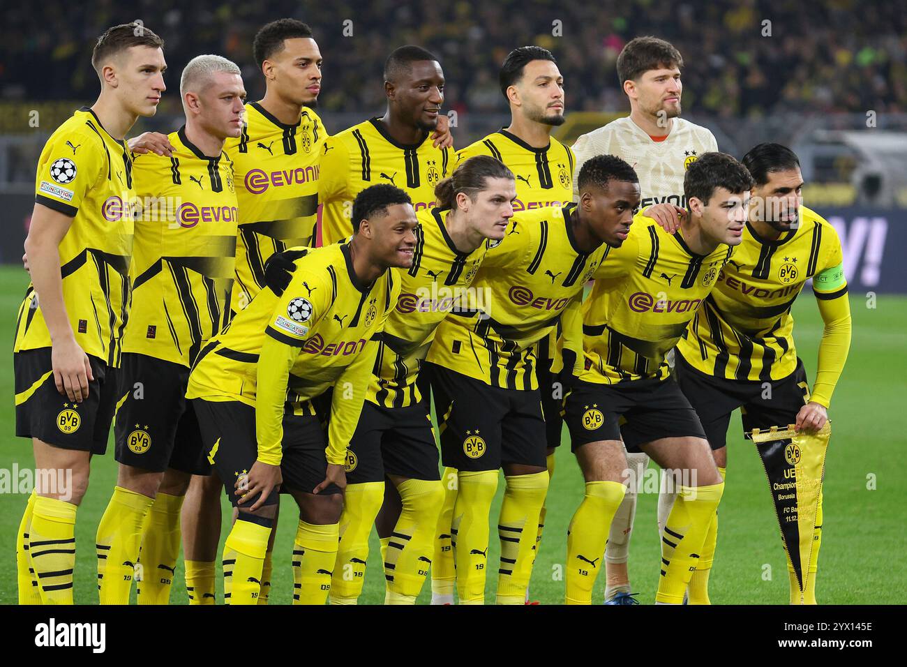 Dortmund, Deutschland. 11 décembre 2024. UEFA Champions League - Borussia Dortmund - FC Barcelona AM 11.12.2024 im signal Iduna Park in Dortmund Mannschaftsfoto/Teamfoto von Borussia Dortmund, Nico Schlotterbeck (Dortmund 4), Julian Ryerson (Dortmund 26), Felix Nmecha (Dortmund 8) 43, Serhou Guirassy (Dortmund 9 Banque D'Images