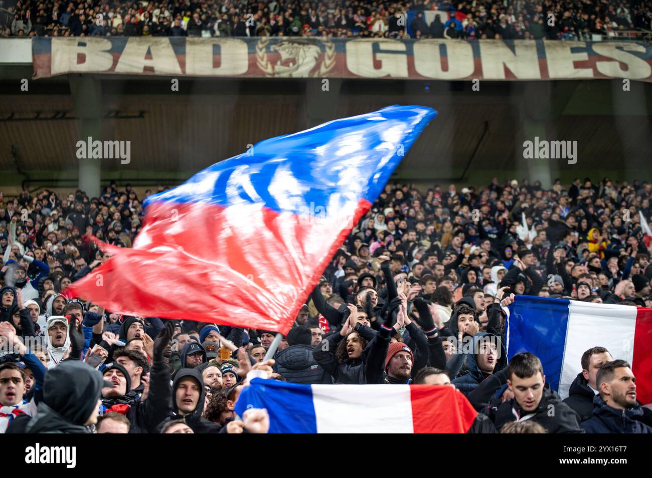 Fans de Lyon Bad Gones lors de l'UEFA Europa League, phase de Ligue, match de football de la 6e journée entre l'Olympique Lyonnais et l'Eintracht Francfort le 12 décembre 2024 au stade Groupama de Décines-Charpieu près de Lyon - photo Nathan Barange / DPPI Banque D'Images
