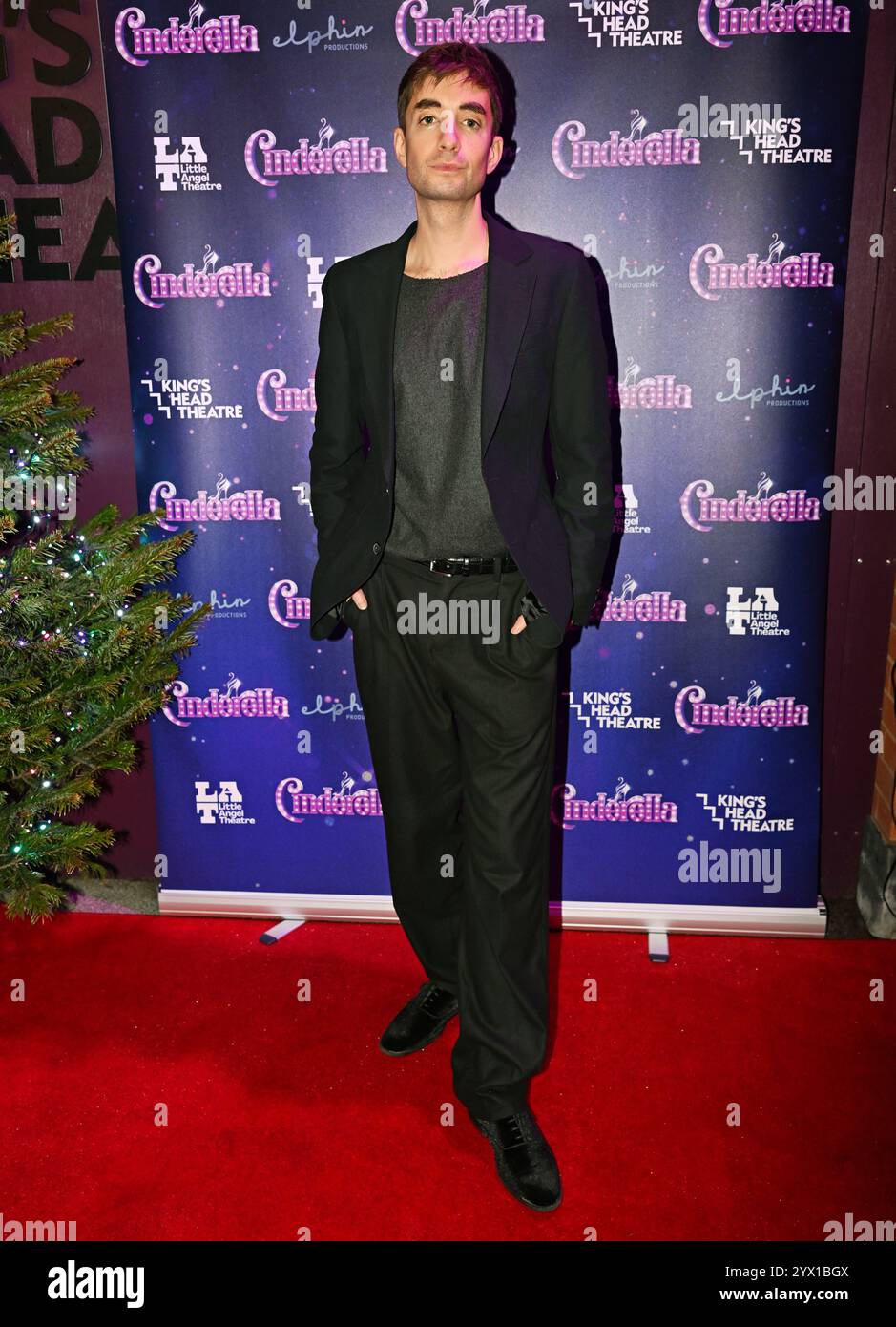 LONDRES, ROYAUME-UNI. 12 décembre 2024. James Quaife a assisté à Press Night: "Cendrillon" arrive au West End de Londres dans le King's Head Theatre à Islington, Londres, Royaume-Uni. (Photo de 李世惠d/Voir Li/Picture Capital) crédit : Voir Li/Picture Capital/Alamy Live News Banque D'Images