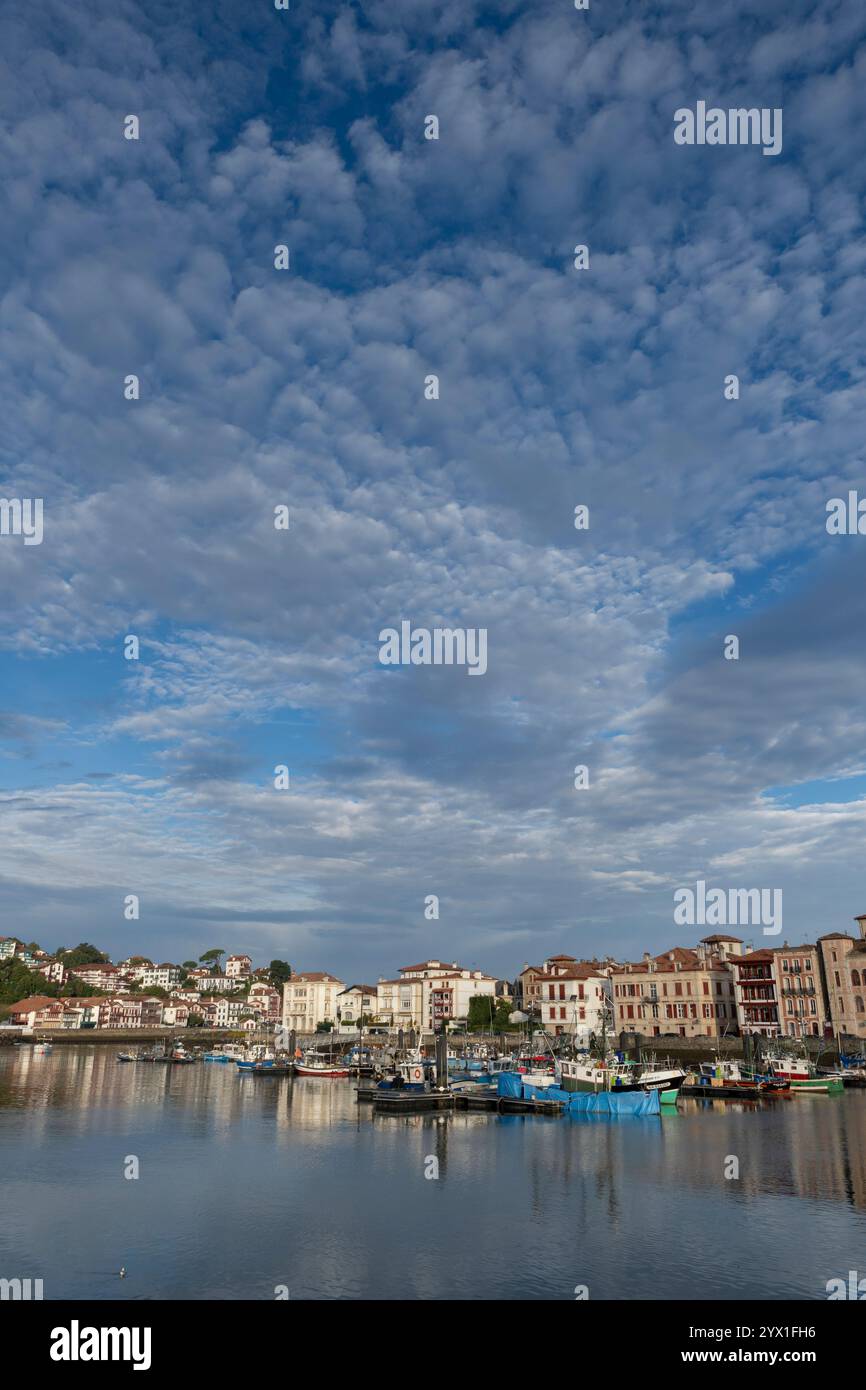 Le port de plaisance le long de la rivière Nivelle au Port de Saint-Jean-de-Luz à Saint-Jean-de-Luz, France. Le village tombe le long de la voie du littoral Banque D'Images