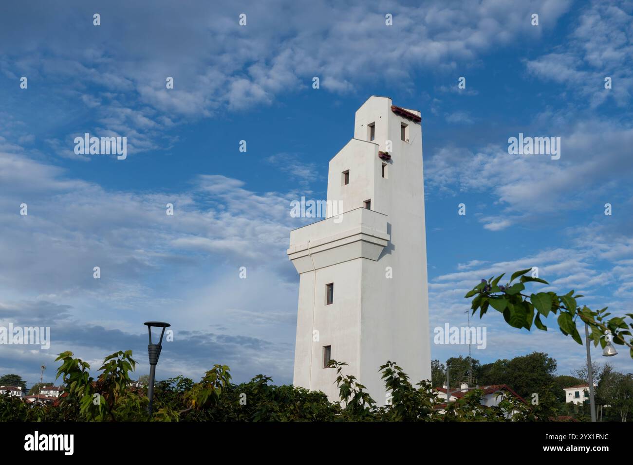 Le Phare de Ciboure le long de la rivière Nivelle au Port de Saint-Jean-de-Luz à Saint-Jean-de-Luz, France. Le village tombe le long de la voie du Littor Banque D'Images
