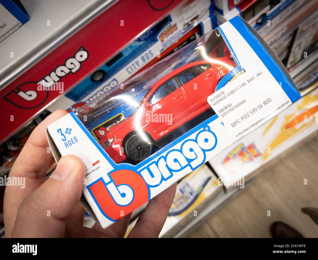 BELGRADE, SERBIE - 25 JUIN 2024 : une voiture modèle Bburago exposée sur une étagère de magasin. Connue pour ses véhicules moulés sous pression détaillés, cette marque italienne attire col Banque D'Images