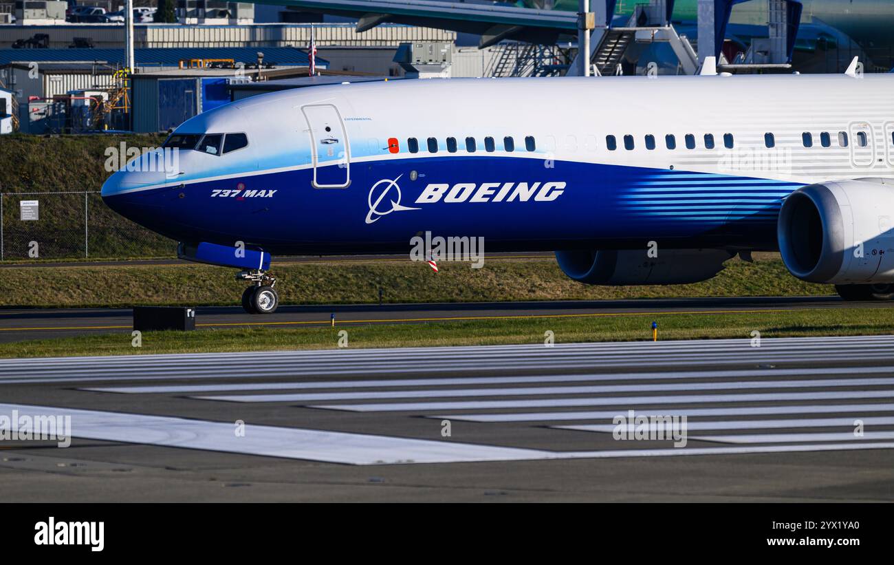 Everett, WA, États-Unis - 4 décembre 2024 ; gros plan Boeing 737 MAX 10 avions de passagers roulant sur piste aux couleurs de l'entreprise Banque D'Images