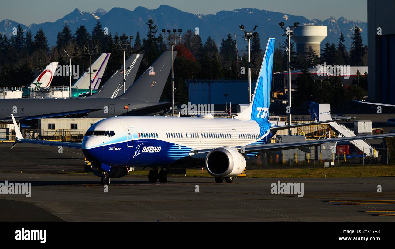 Everett, WA, États-Unis - 4 décembre 2024 ; Boeing 737 MAX 10 roulant aux couleurs de l'entreprise à l'usine de Paine Field Banque D'Images
