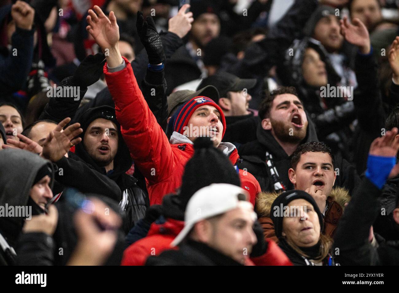 Les fans de Lyon Bad Gones lors de l'UEFA Europa League, phase de Ligue, match de football de la 6e journée entre l'Olympique Lyonnais et l'Eintracht Francfort le 12 décembre 2024 au Groupama Stadium de Decines-Charpieu près de Lyon Banque D'Images