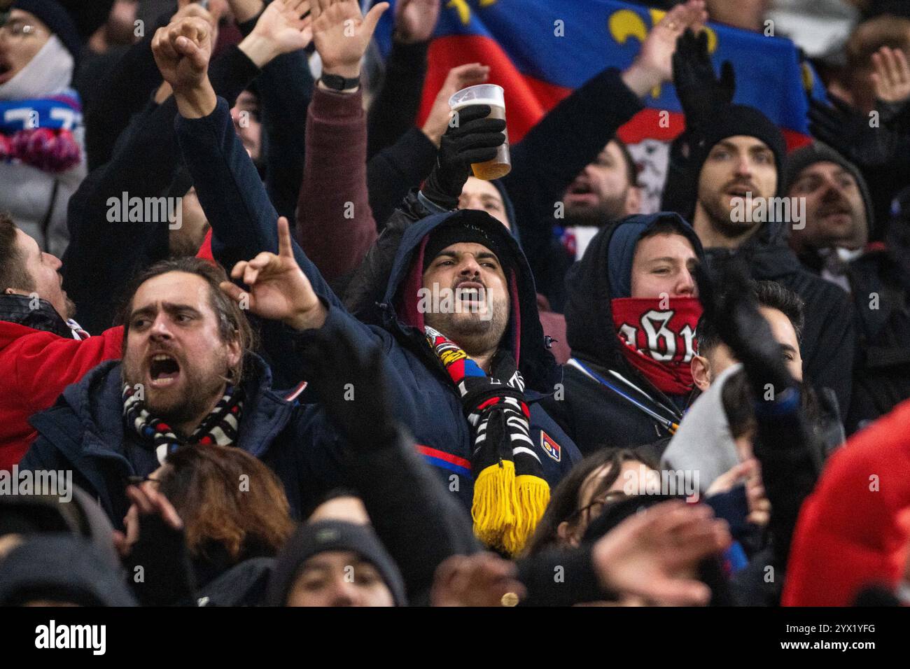 Les fans de Lyon Bad Gones lors de l'UEFA Europa League, phase de Ligue, match de football de la 6e journée entre l'Olympique Lyonnais et l'Eintracht Francfort le 12 décembre 2024 au Groupama Stadium de Decines-Charpieu près de Lyon Banque D'Images