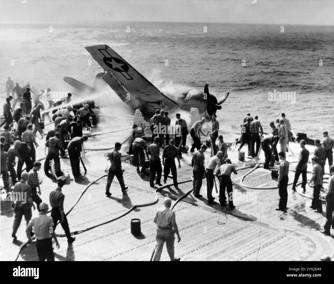 S'écrase le Grumman F6F-3 Hellcat du VF-2 à bord de l'USS Enterprise (CV-6), le 10 novembre 1943 Banque D'Images