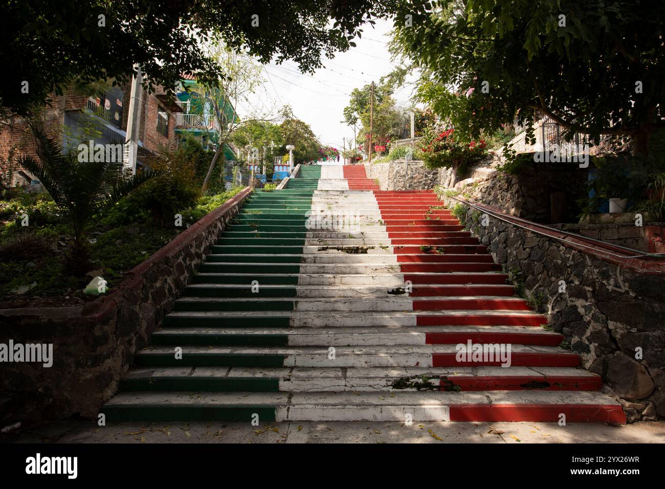 Jiquilpan, Michoacán, Mexique- 24 décembre 2023 : L'après-midi filtre le soleil sur les escaliers peints aux couleurs du drapeau mexicain. Banque D'Images