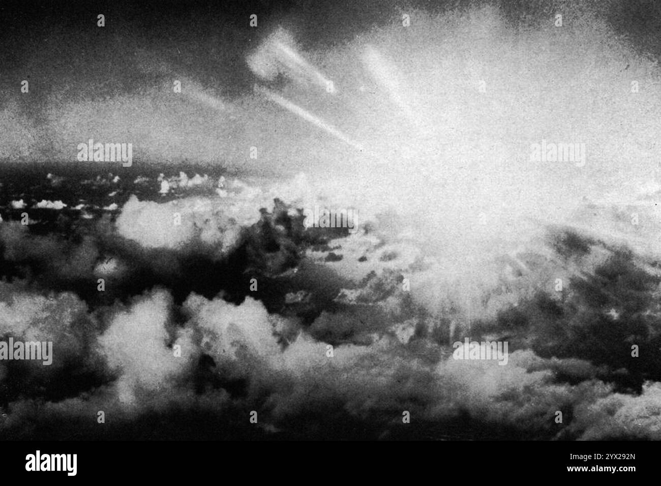 Explosion d'une bombe Able Crossroads, photographiée à partir d'un drone Grumman F6F-5K Hellcat, le 1er juillet 1946. Banque D'Images