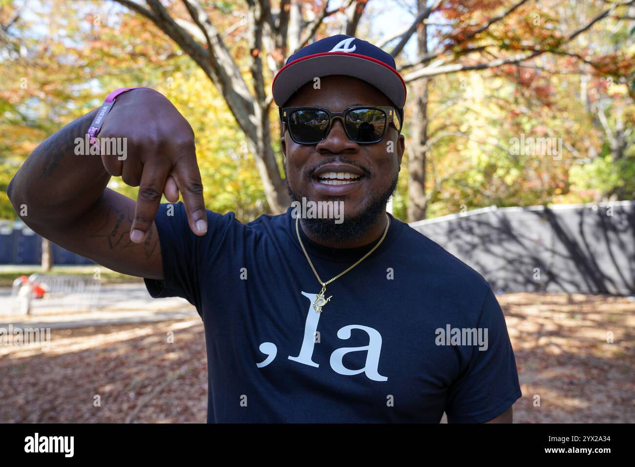 DJ Incognito (Jared McGriff) porte une chemise en soutien au candidat démocrate américain à la présidence, le vice-président Kamala Harris, lors d'un Musicfest le 26 octobre 2024 à Atlanta, Géorgie, États-Unis. (Photo de Julia Beverly/Alamy Live News) Banque D'Images