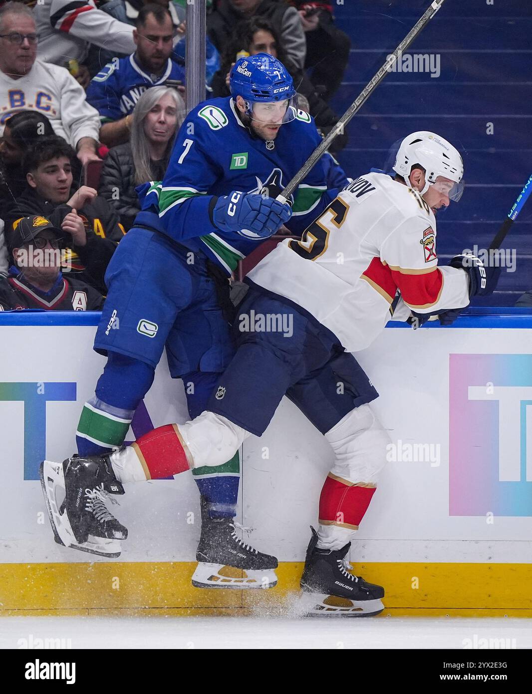 Vancouver Canucks' Carson Soucy, left, and Florida Panthers' Aleksander Barkov, right, collide during the second period of an NHL hockey game in Vancouver, British Columbia, Thursday, Dec. 12, 2024. (Darryl Dyck/The Canadian Press via AP) Banque D'Images
