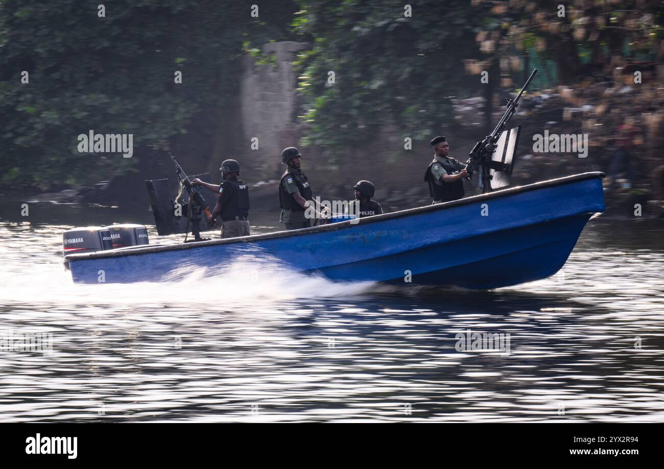 Lagos, Nigeria. 12 décembre 2024. Les forces spéciales de la police nigériane accompagnent les navires sur lesquels le président fédéral Steinmeier et sa délégation naviguent à travers la lagune de Lagos. Le président fédéral Steinmeier visite le Nigeria, l'Afrique du Sud et le Lesotho lors de son voyage de quatre jours en Afrique. Crédit : Bernd von Jutrczenka/dpa/Alamy Live News Banque D'Images