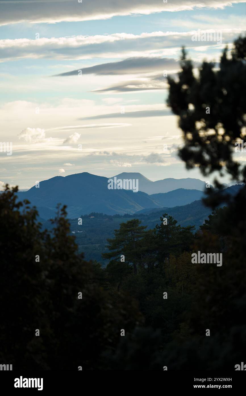Paysage de montagne italien sous un ciel nuageux au crépuscule Banque D'Images