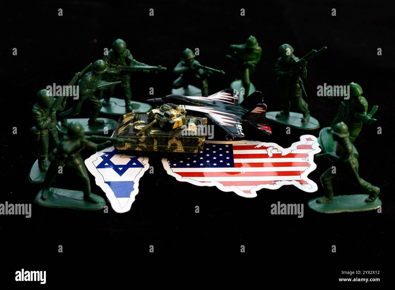 Les figures de l'armée entourant Israël et les États-Unis cartographient les drapeaux avec du matériel militaire. Banque D'Images