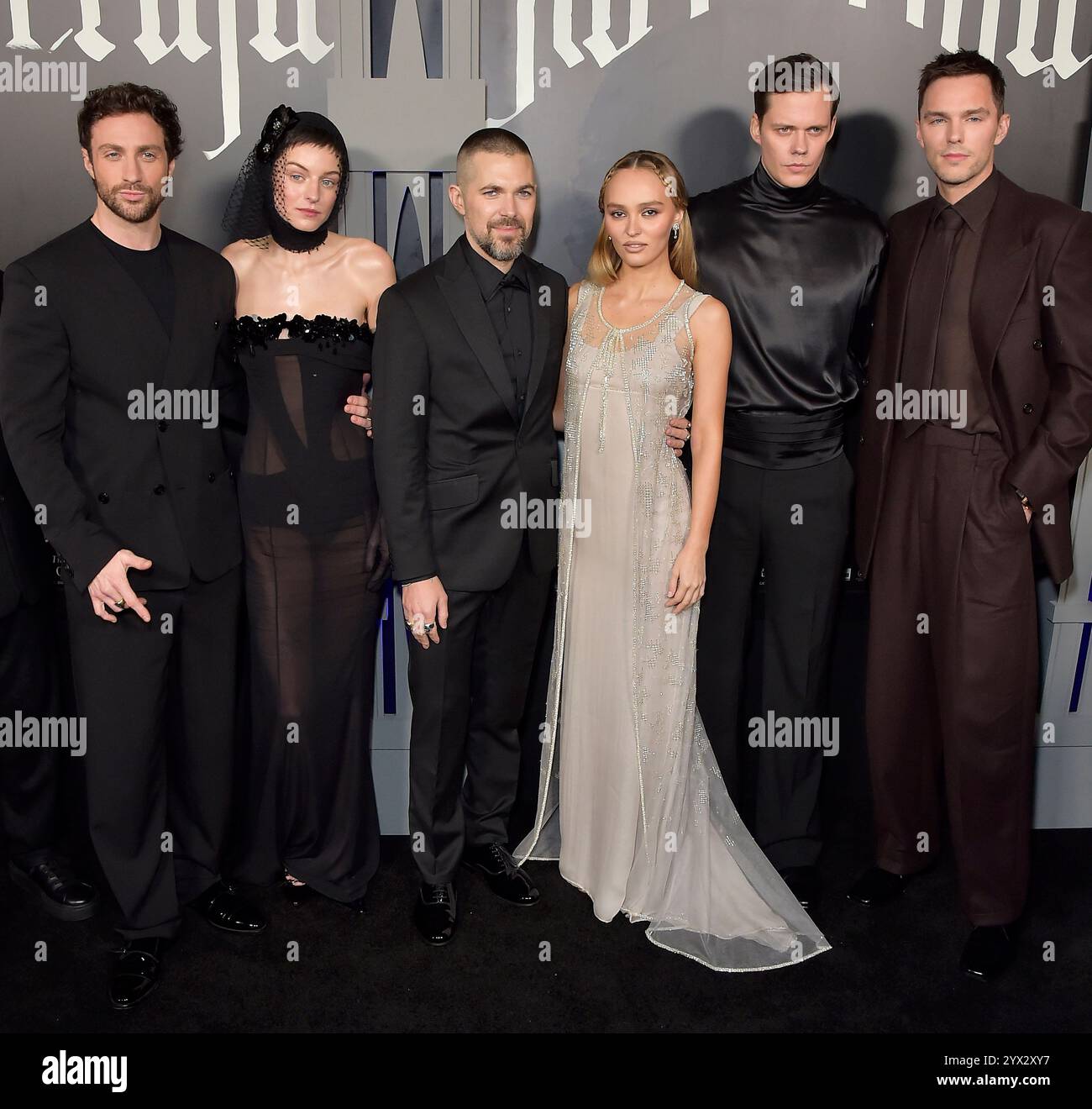 Hollywood, États-Unis. 12 décembre 2024. Aaron Taylor-Johnson, Emma Corrin, Robert Eggers, Lily-Rose Depp, Bill Skarsgard et Nicholas Hoult arrivant à Focus Feature's Nosferatu' Los Angeles avant-première au TCL Chinese Theater le 12 décembre 2024 à Hollywood, CA. © Starbuck/AFF-USA.com Credit : AFF/Alamy Live News Banque D'Images