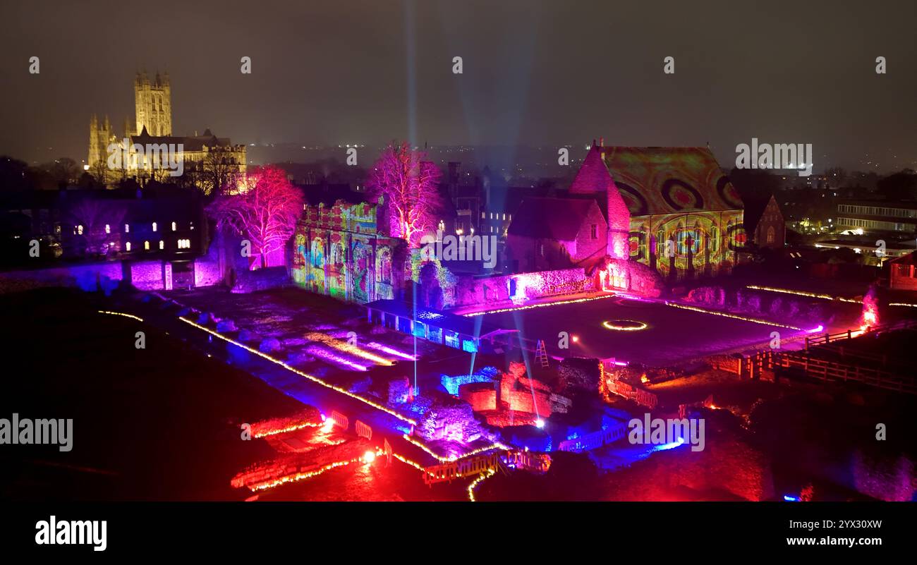 Une vue des contes fantastiques et où les trouver, une installation lumineuse et sonore de Luxmuralis projetée sur les ruines historiques de l'abbaye St Augustin et de l'école du roi à Canterbury, Kent, qui fait partie du Canterbury Arts Festival. Le spectacle a été créé grâce à la collaboration artistique primée du sculpteur Peter Walker et du compositeur David Harper. Date de la photo : jeudi 12 décembre 2024. Banque D'Images