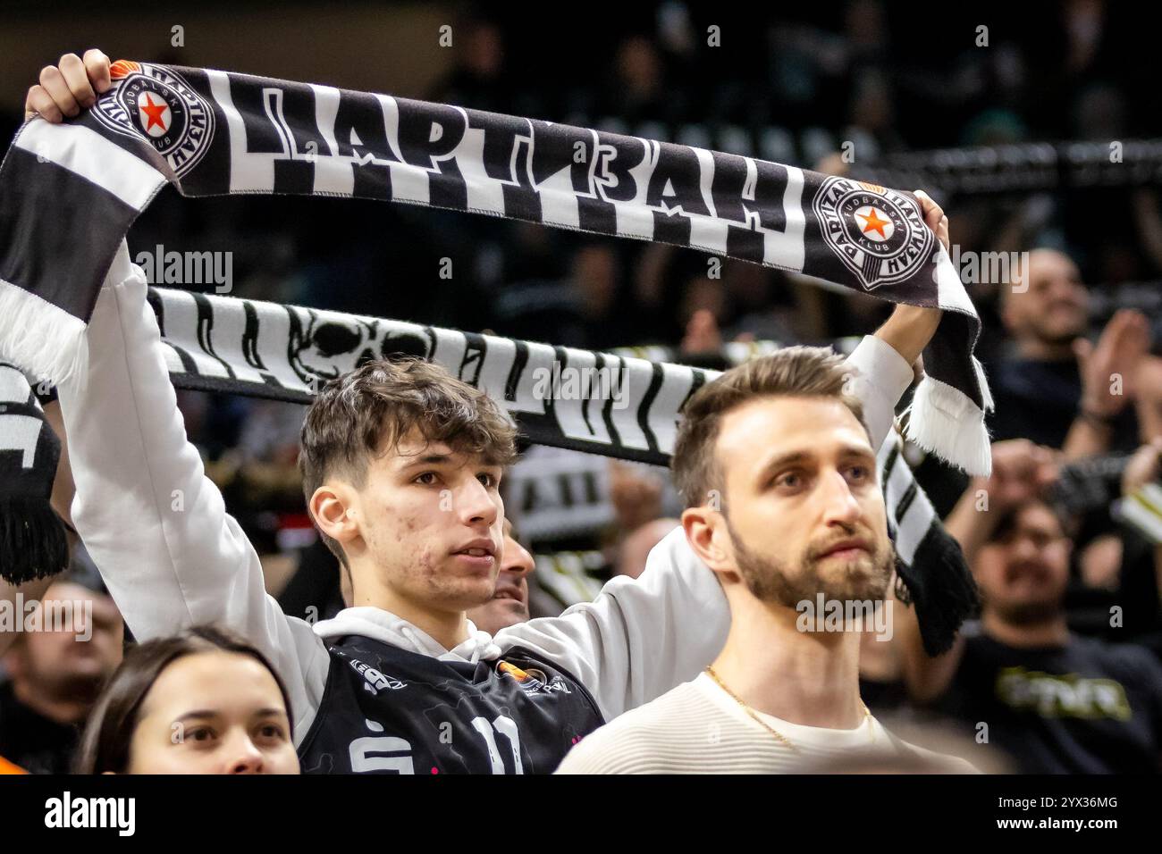 Berlin, Allemagne. 12 décembre 2024. Les fans de Partizan Belgrade vus sur les tribunes lors du match de basket de Turkish Airlines EuroLeague entre ALBA Berlin et Partizan Mozzart Bet Belgrade à l'Uber Arena de Berlin. Crédit : Gonzales photo/Alamy Live News Banque D'Images