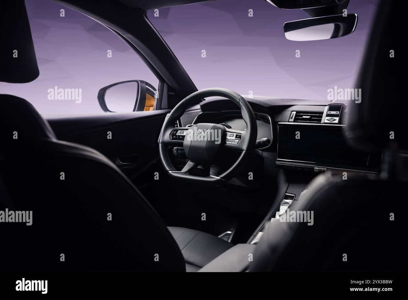 Intérieur de DS7 Crossback. Vue grand angle depuis le siège passager arrière : console centrale, tableau de bord et volant du vus multisegment français. Banque D'Images
