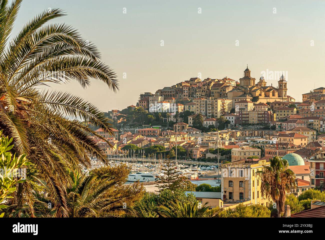 Vue lointaine à Porto Maurizio Imperia à la Ligurie, Italie Banque D'Images