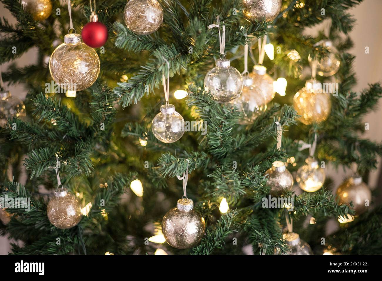 Ornements de Noël suspendus sur un arbre de noël Banque D'Images