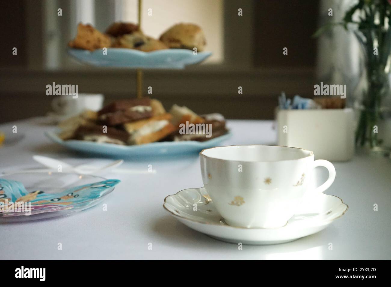 Thé et gâteau sur table au thé de l'après-midi Banque D'Images