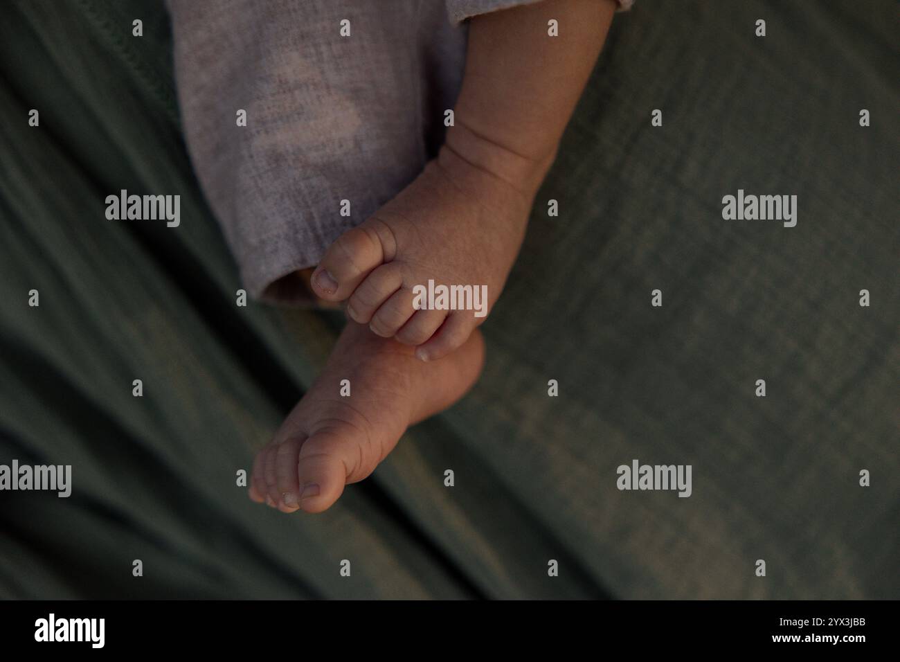 Pieds de bébé mignons frottant les uns sur les autres Banque D'Images
