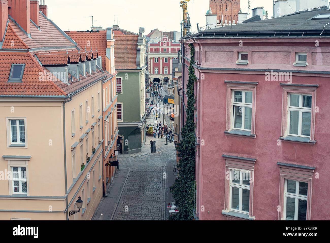 Rues étroites de Poznań menant à la place Rynek, mettant en valeur le charme médiéval de la ville Banque D'Images