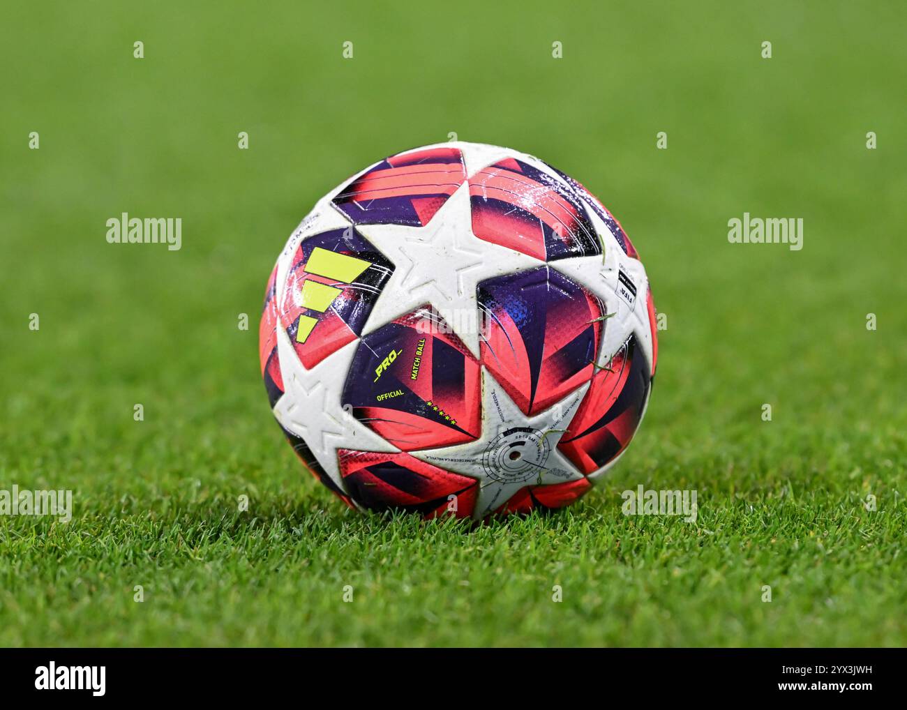 Manchester City Academy Stadium, Manchester, Angleterre, 12 décembre 2024. adidas UEFA Women's Champions League Football ball est en avance sur le terrain devant le match de l'UEFA Women's Champions League Manchester City Women V SKN préparées Pölten Women (Sportklub Niederösterreich réuni Pölten) au Manchester City Academy Stadium. (Crédit image : ©Cody Froggatt/Alamy Live News) Banque D'Images