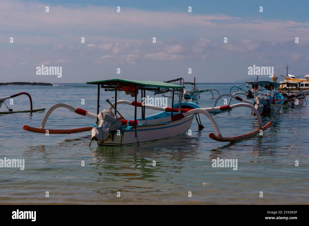 Bateau indonésien traditionnel sur la plage de sable, îles Gili Banque D'Images