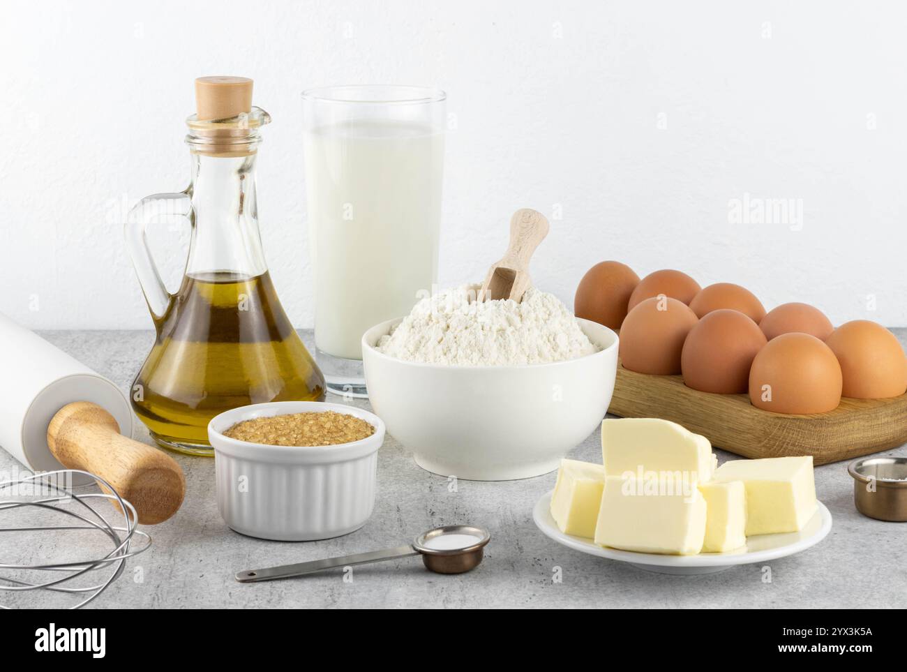 Ingrédients de cuisson : beurre, farine, sucre, lait, œufs, levure chimique, fouet. Ingrédients pour faire un gâteau ou un muffin Banque D'Images