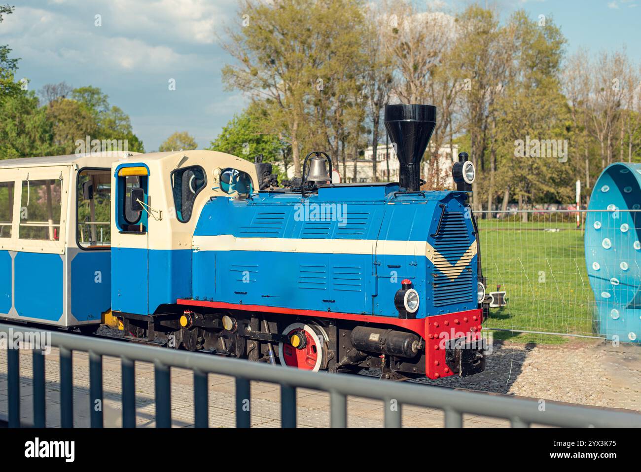 Chemin de fer pour enfants dans le parc près du lac Malta à Poznań, offrant des manèges amusants pour les enfants Banque D'Images