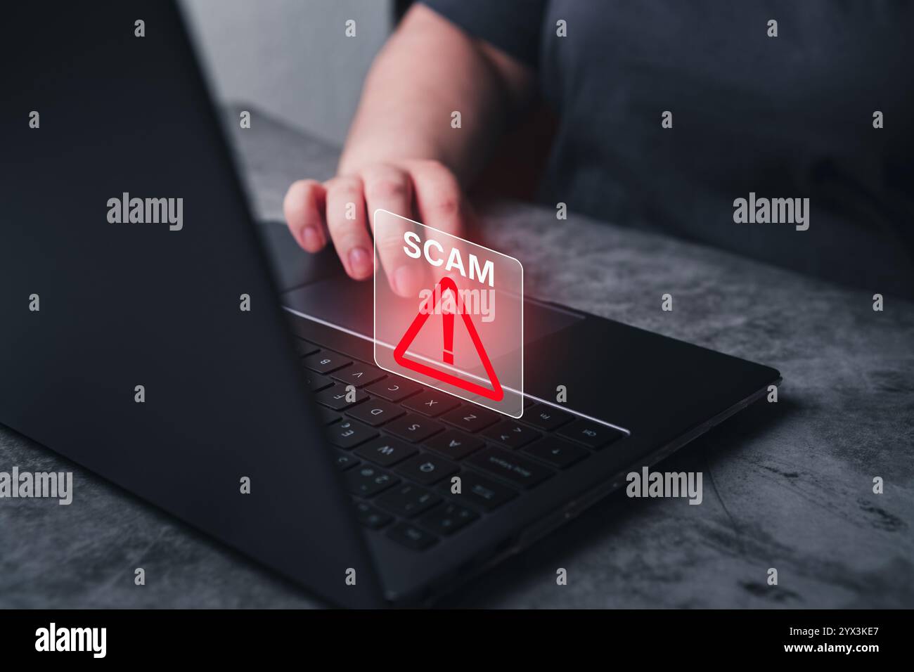 Concept en ligne frauduleux. Femme reçoit une notification d'arnaque d'alerte sur ordinateur portable. Protection des données d'information de sécurité. Banque D'Images