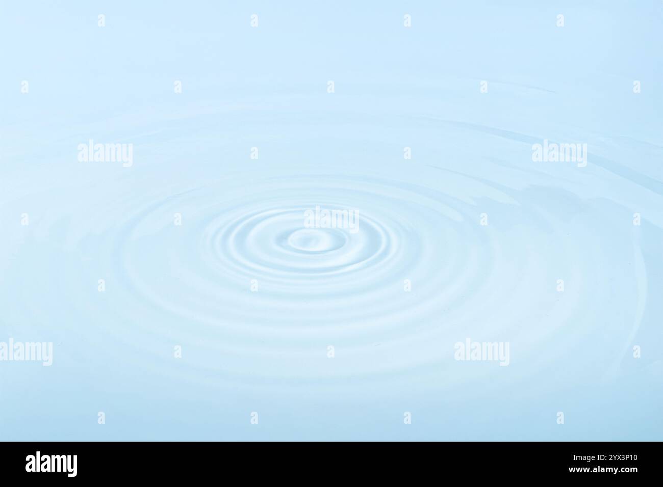 Eau avec ondulations circulaires. Mouvement fluide, motif naturel. Banque D'Images