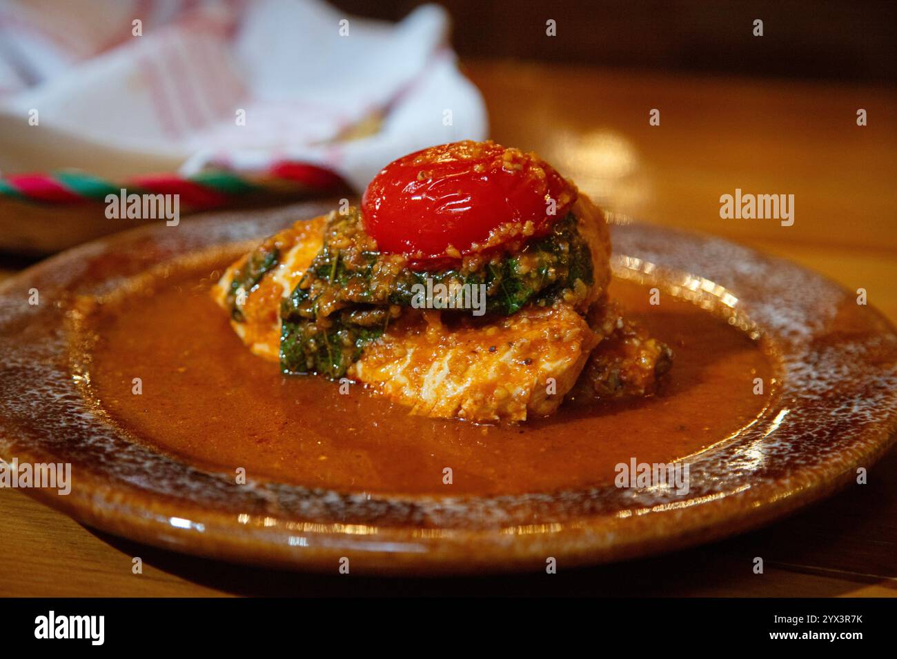 Mole de segueza au poulet est une recette traditionnelle de Oaxaca à base de maïs craqué jaune, pitiona et piment guajillo, entre autres ingrédients. Banque D'Images