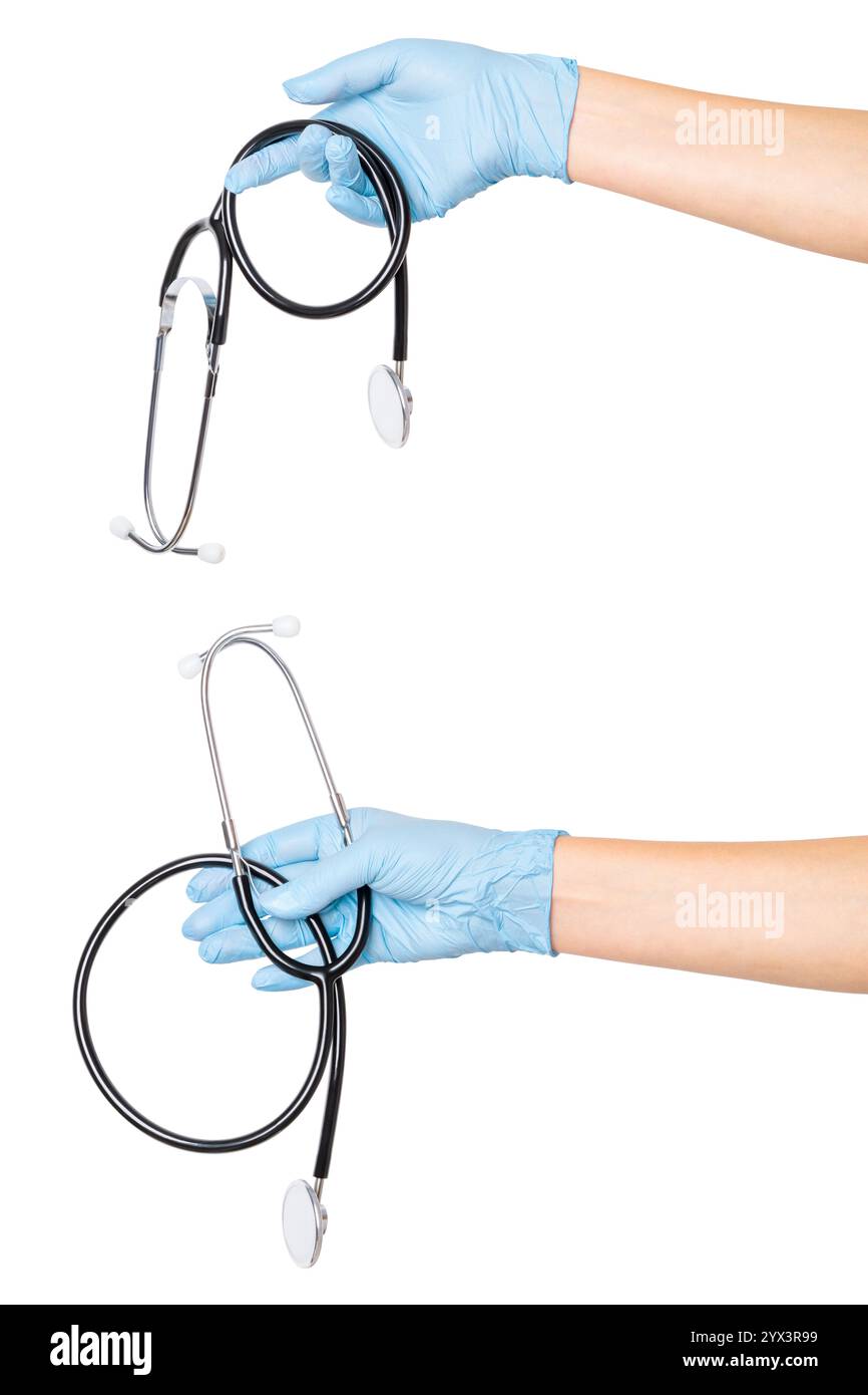 Jeu de mains dans des gants médicaux tenant un stéthoscope sur un fond vide. Examen médical, évaluation des soins de santé, outils du médecin. Banque D'Images