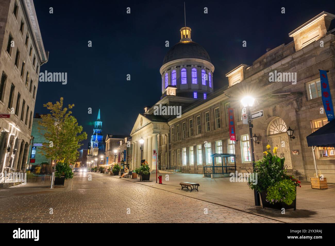 Montréal, Québec, Canada - 18 août 2021 : vue nocturne de la rue Saint-Paul (rue Saint-Paul) dans le Vieux-Montréal. Marché Bonsecours (Marche Bonsecours). Banque D'Images