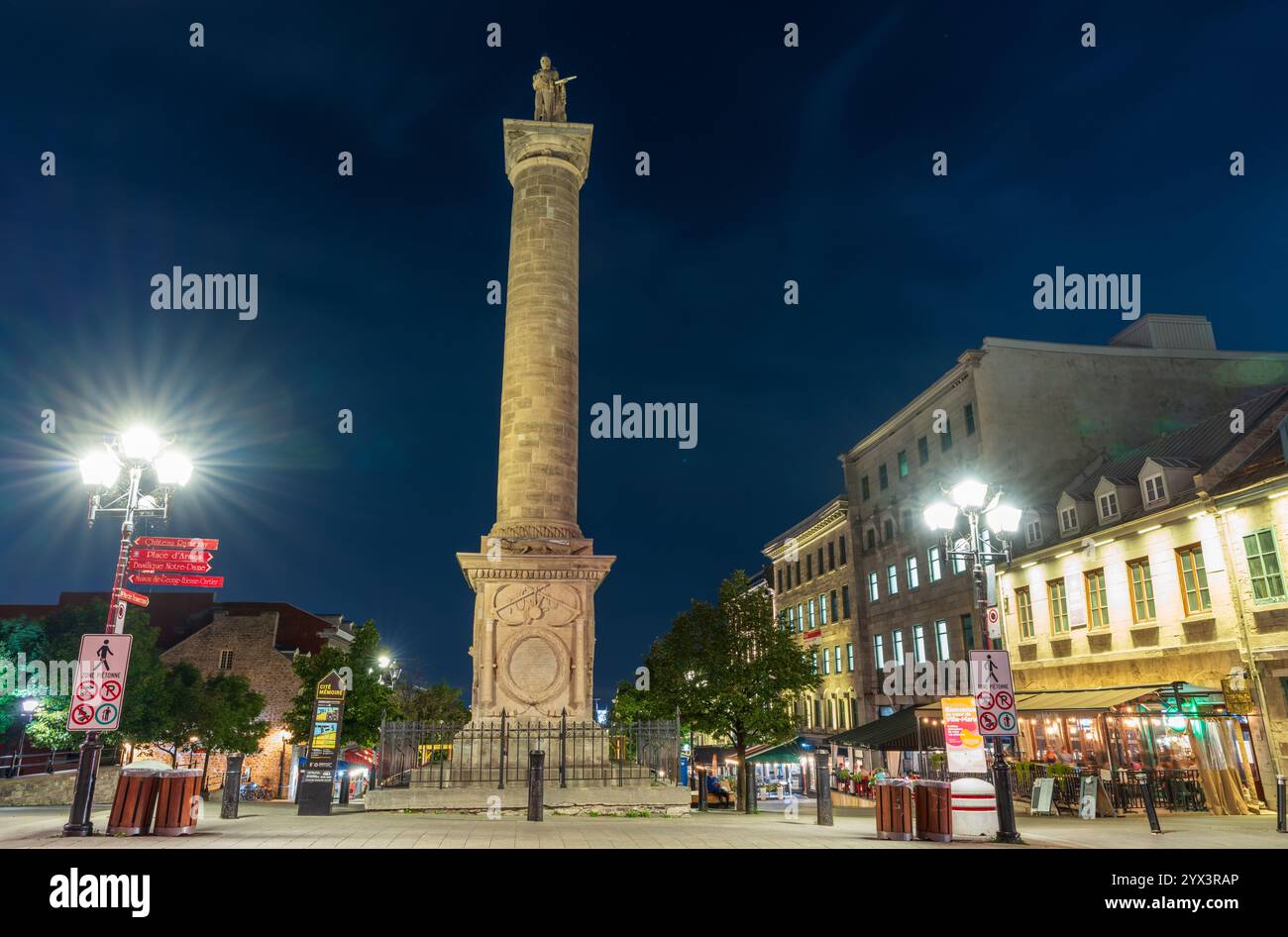 Montréal, Québec, Canada - 18 août 2021 : vue nocturne du monument Nelson (colonne Nelson) sur la place Jacques-Cartier, Vieux-Montréal. Banque D'Images