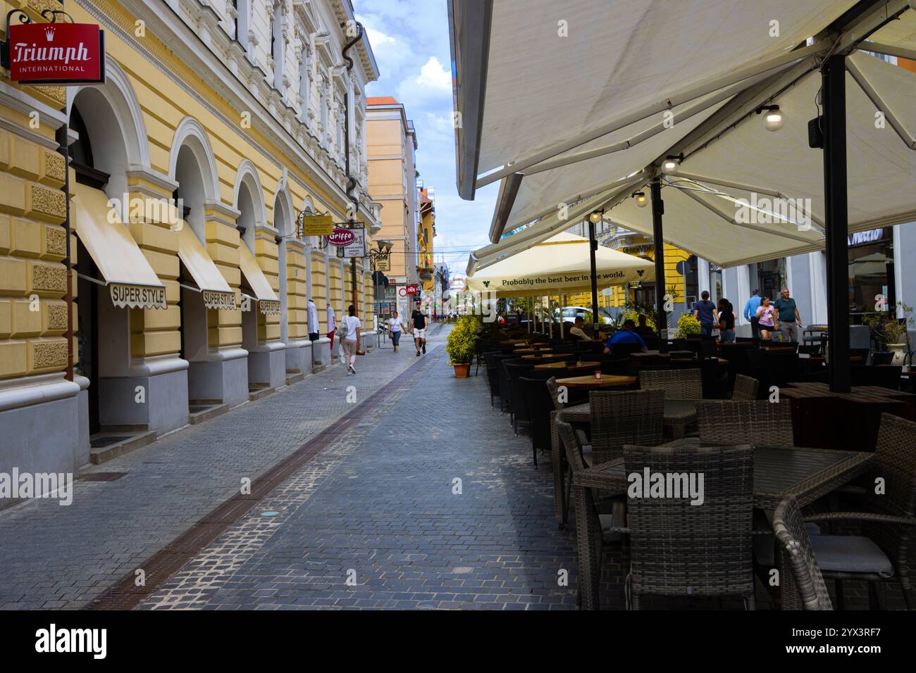 Rue Republicii, la principale rue piétonne avec des magasins et des restaurants dans le centre d'Oradea, Roumanie Banque D'Images