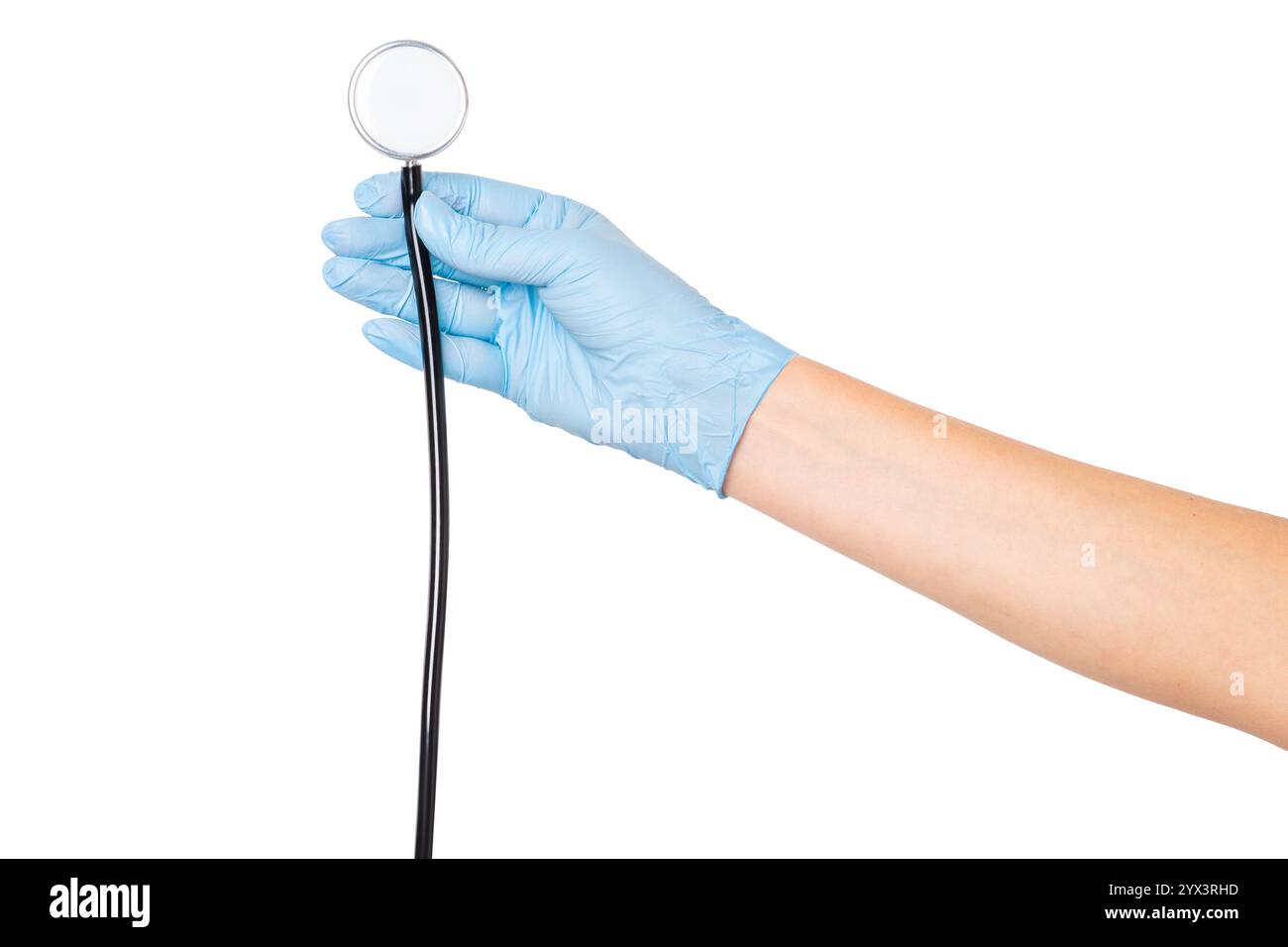 Main dans des gants médicaux tenant un stéthoscope sur un fond vide. Examen médical, évaluation des soins de santé, outils du médecin. Banque D'Images