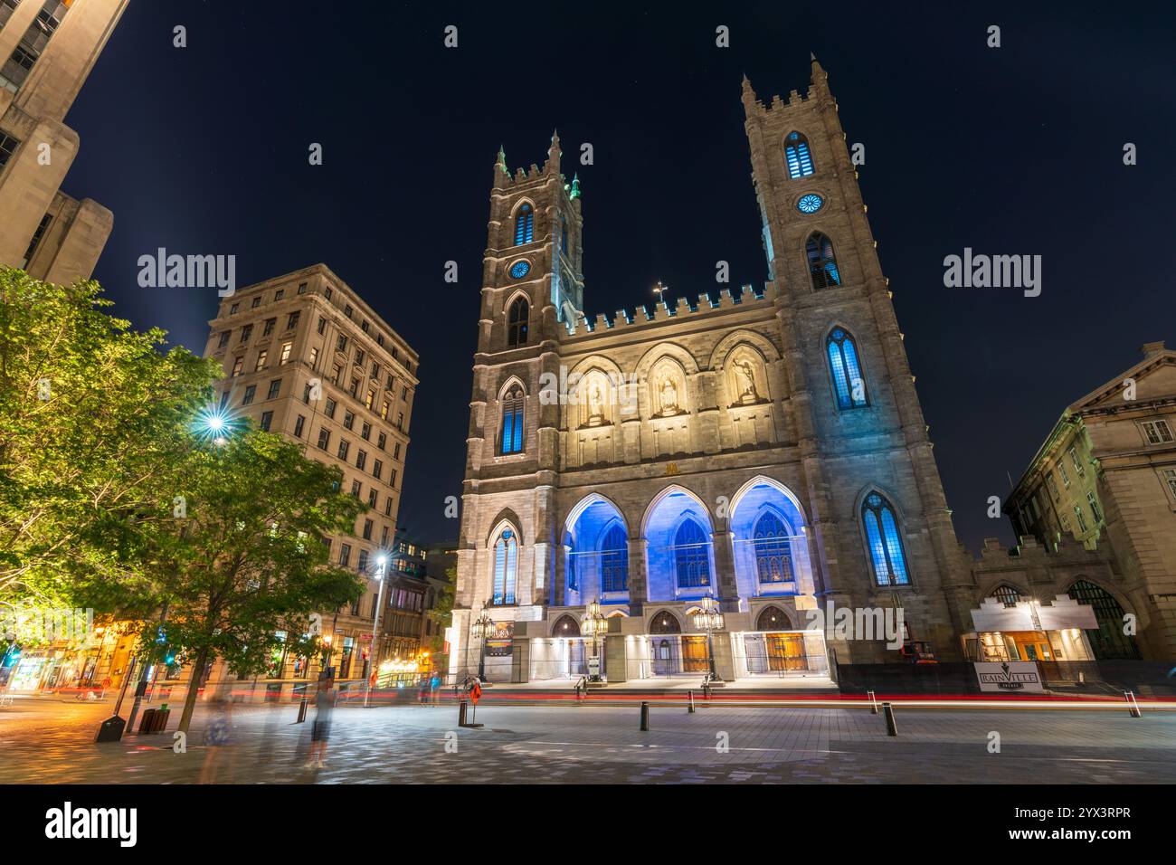 Montréal, Québec, Canada - 18 août 2021 : vue nocturne de la place d'armes dans le Vieux-Montréal. Basilique notre-Dame. Banque D'Images