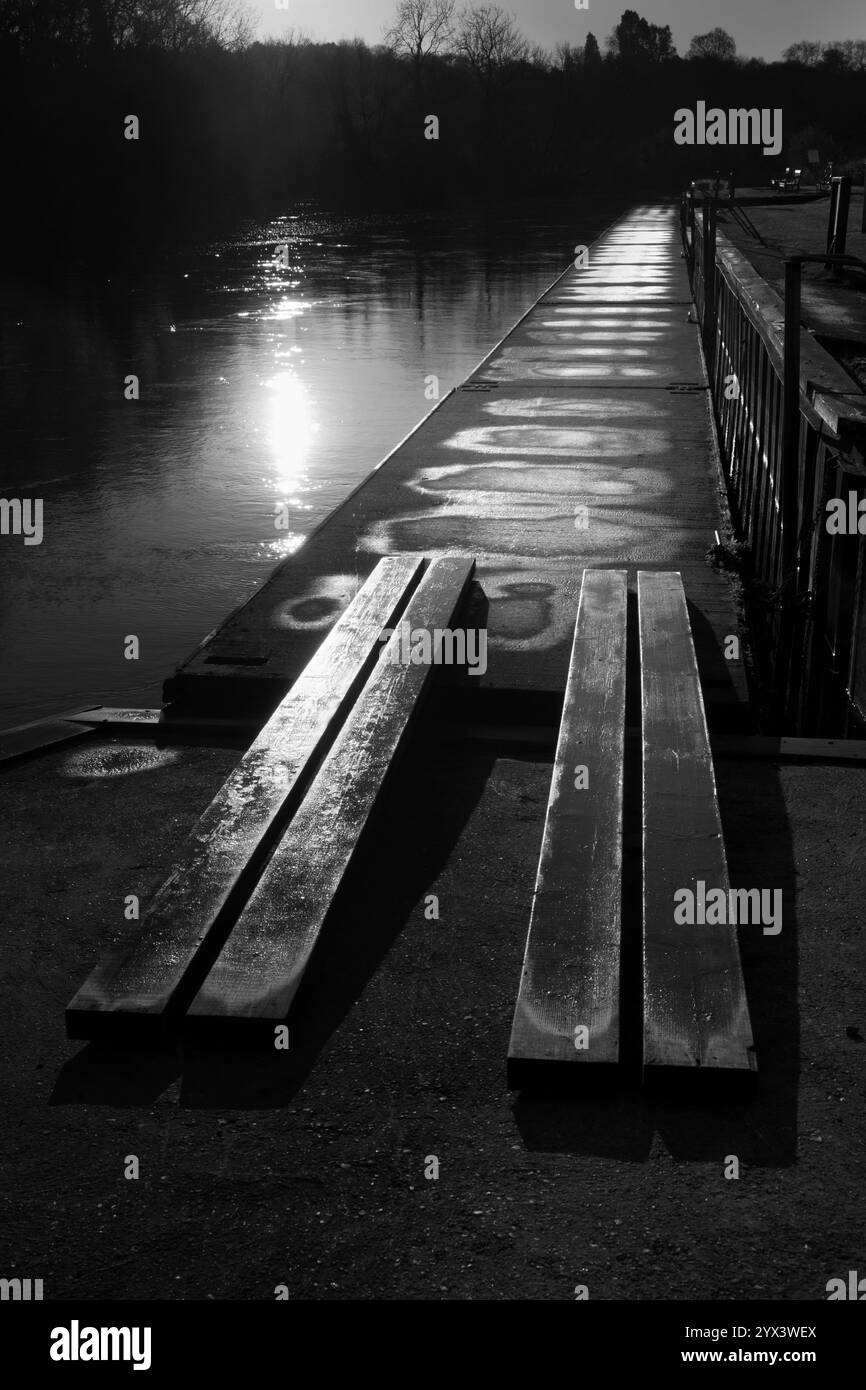 La jetée de Radley Boathouse, couverte de plaques de glace par un matin d'hiver extrêmement froid. Tout semble profondément abstrait et mystérieux construit en 1849, le Boath Banque D'Images