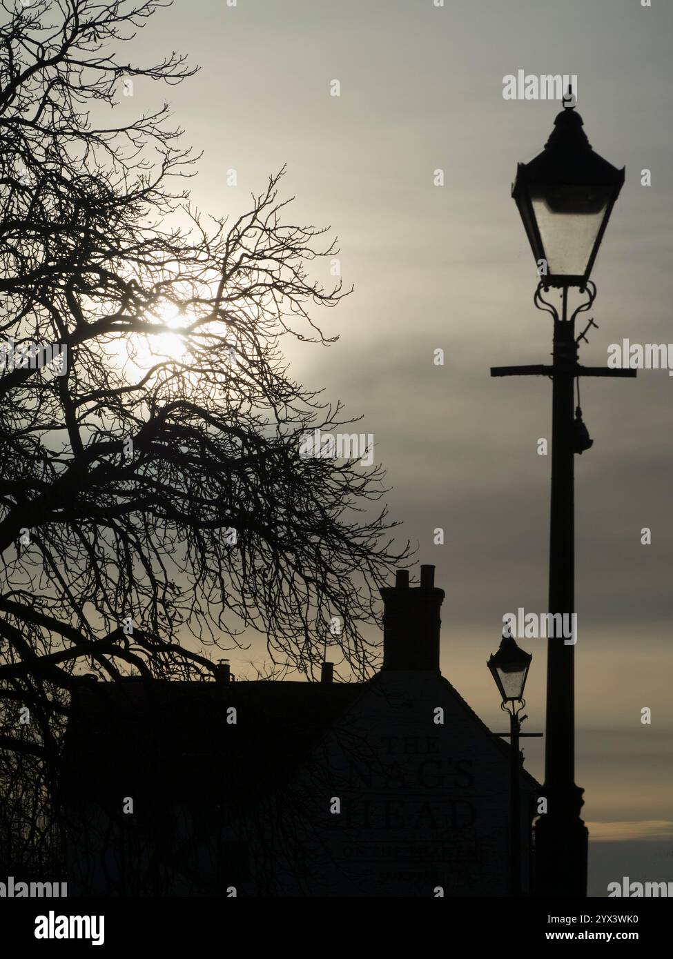 Sur le pont de pierre médiéval d'Abingdon au lever du soleil. Abingdon prétend être la plus ancienne ville d'Angleterre. C'est son célèbre pont médiéval en pierre, sur une fine Banque D'Images