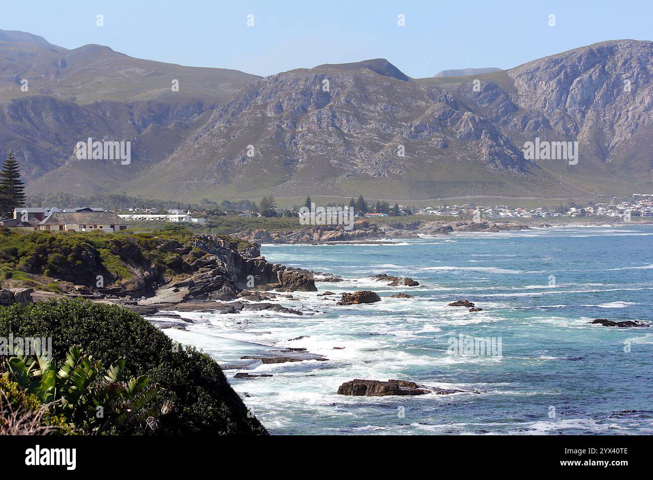 Littoral du Cap : une vue imprenable sur la côte accidentée du Cap, avec des eaux bleues et des falaises emblématiques sur un ciel sud-africain lumineux. Banque D'Images